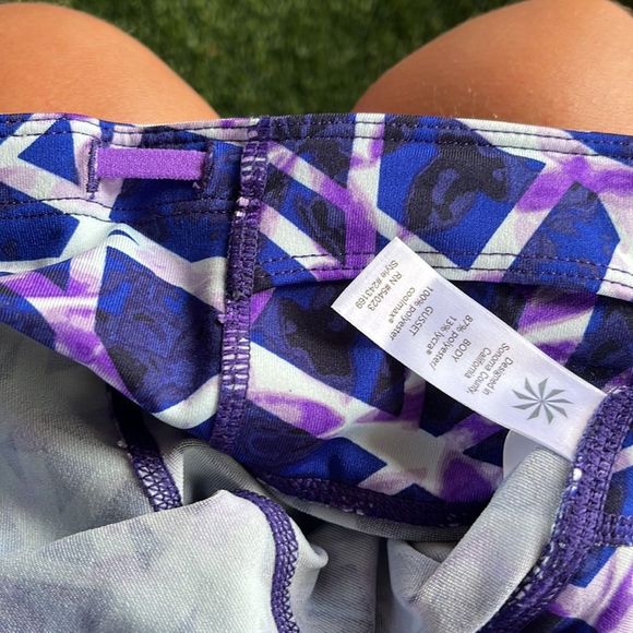 Athleta Floral Geo Sonar Capri Blue Leggings - Picture 7 of 7